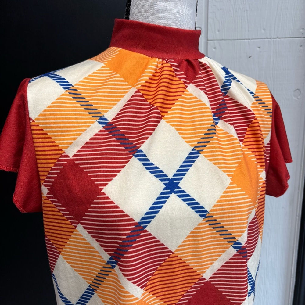NWOT Izuria mock neck short sleeve tunic women’s size Med Orange/red/blue/tan